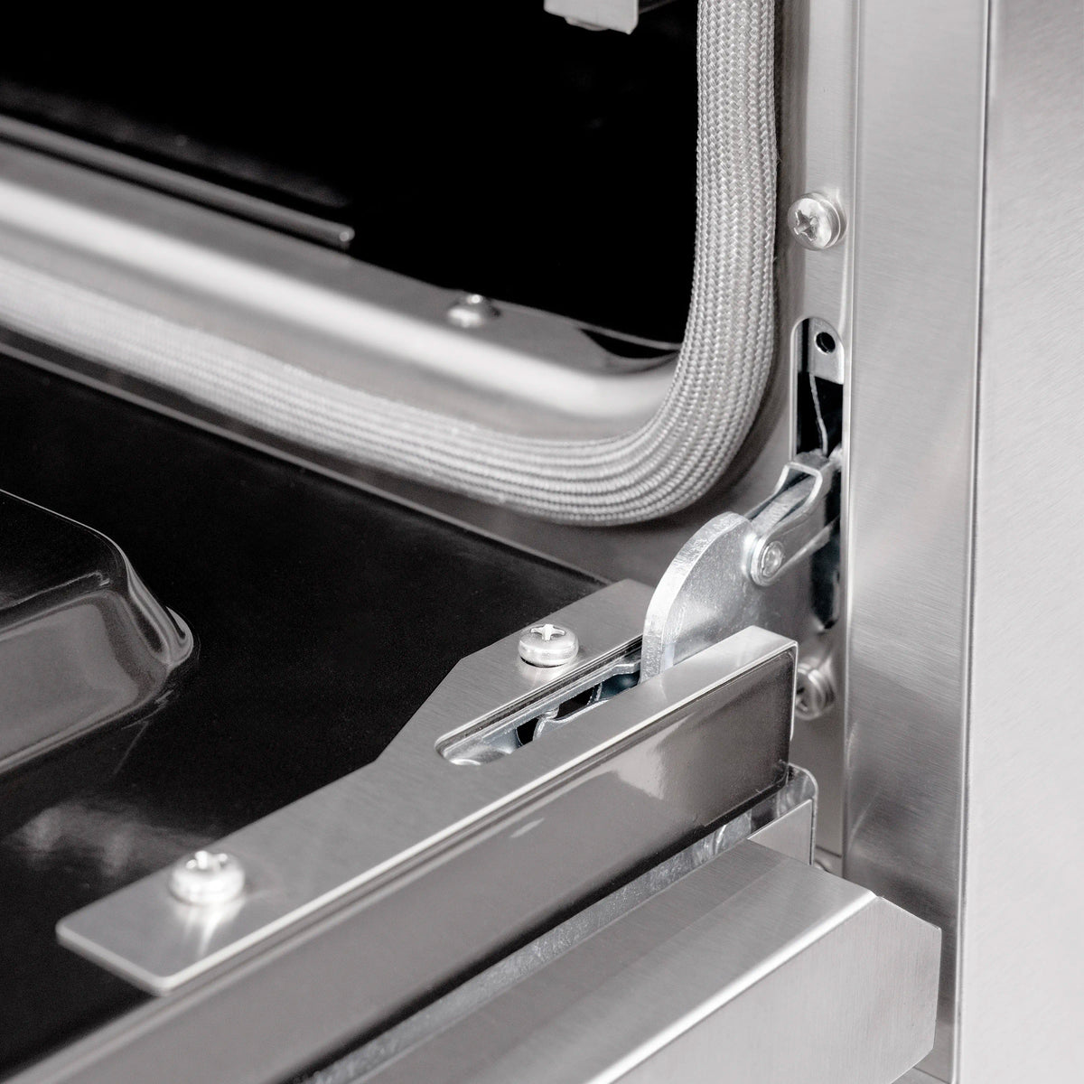Gas range door hinge and mounting hardware with flexible black gasket