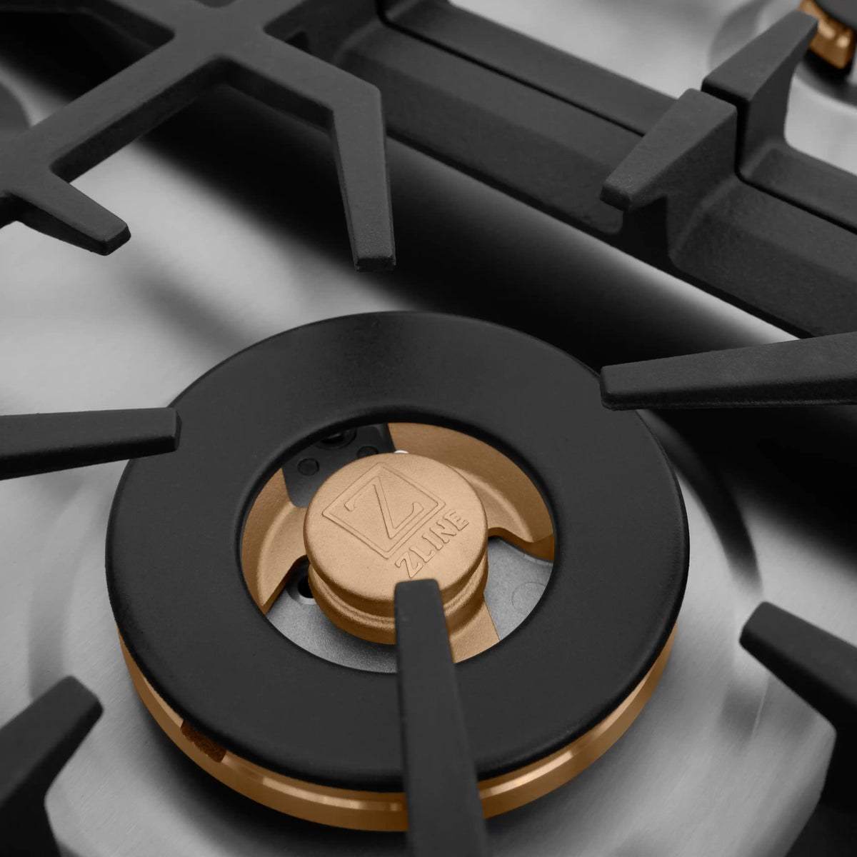 Single gas burner with brass cap on a black circular grate