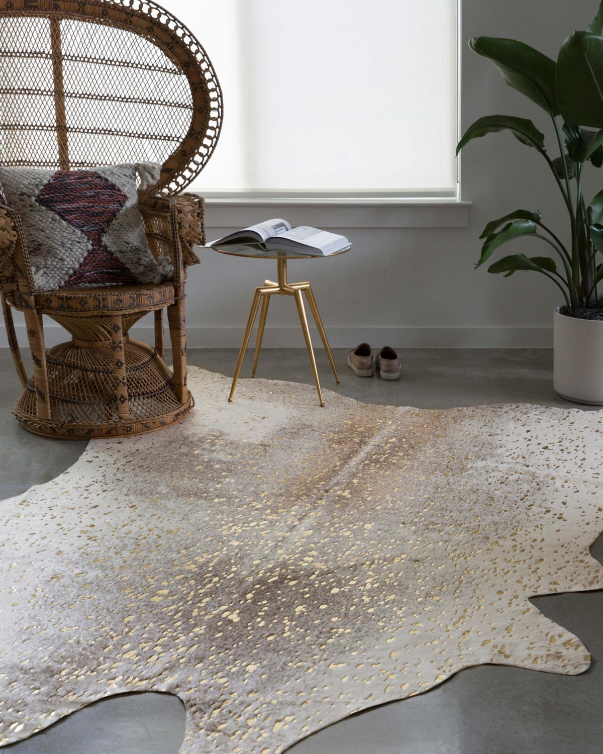 Pewter and gold speckled power-loomed rug, star shape with clean border