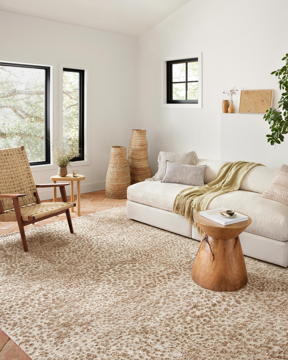 Ivory and sand power-loomed rug with speckled mottled pattern, corner view