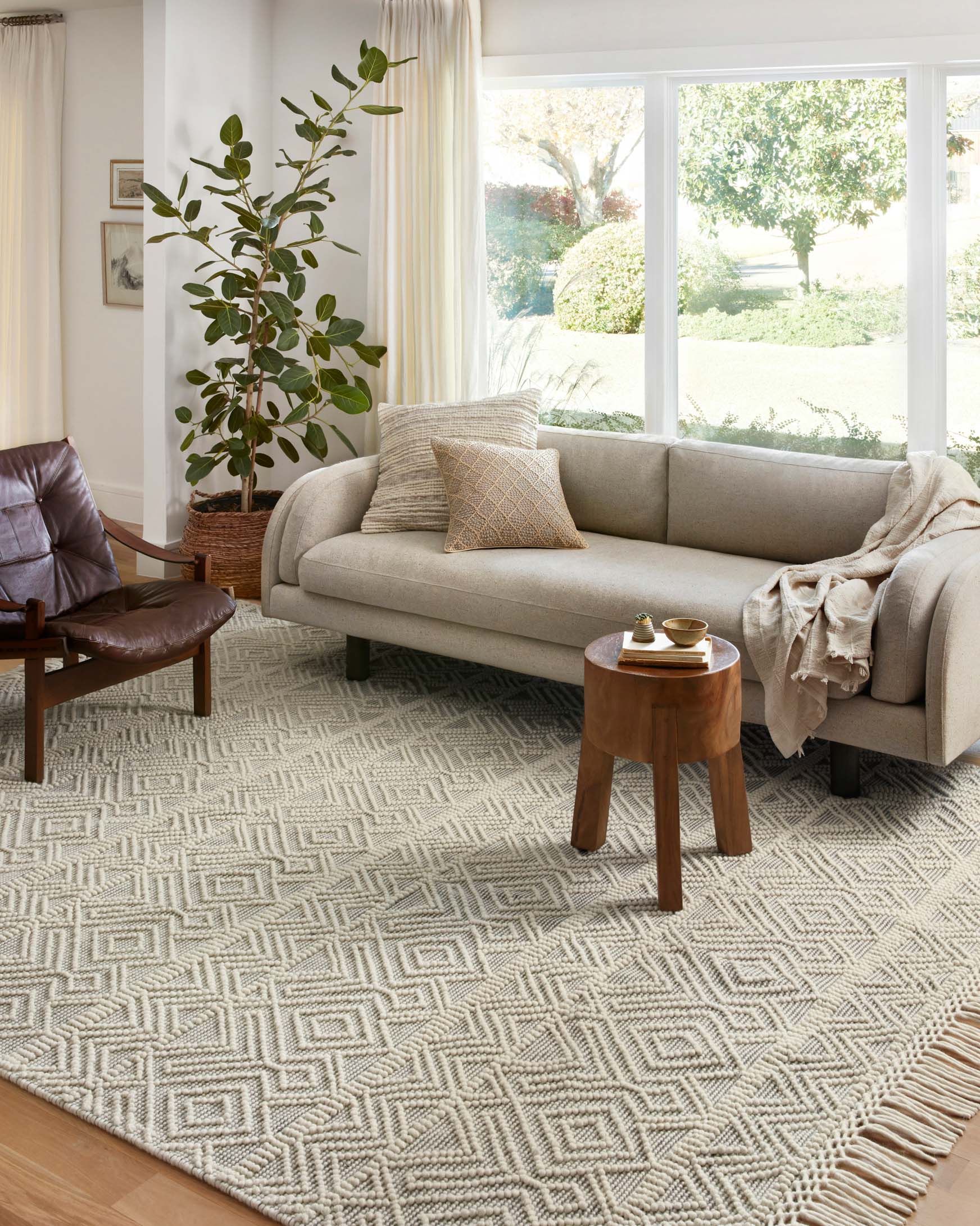 Ivory and gray geometric rug with zigzag motif and short fringes