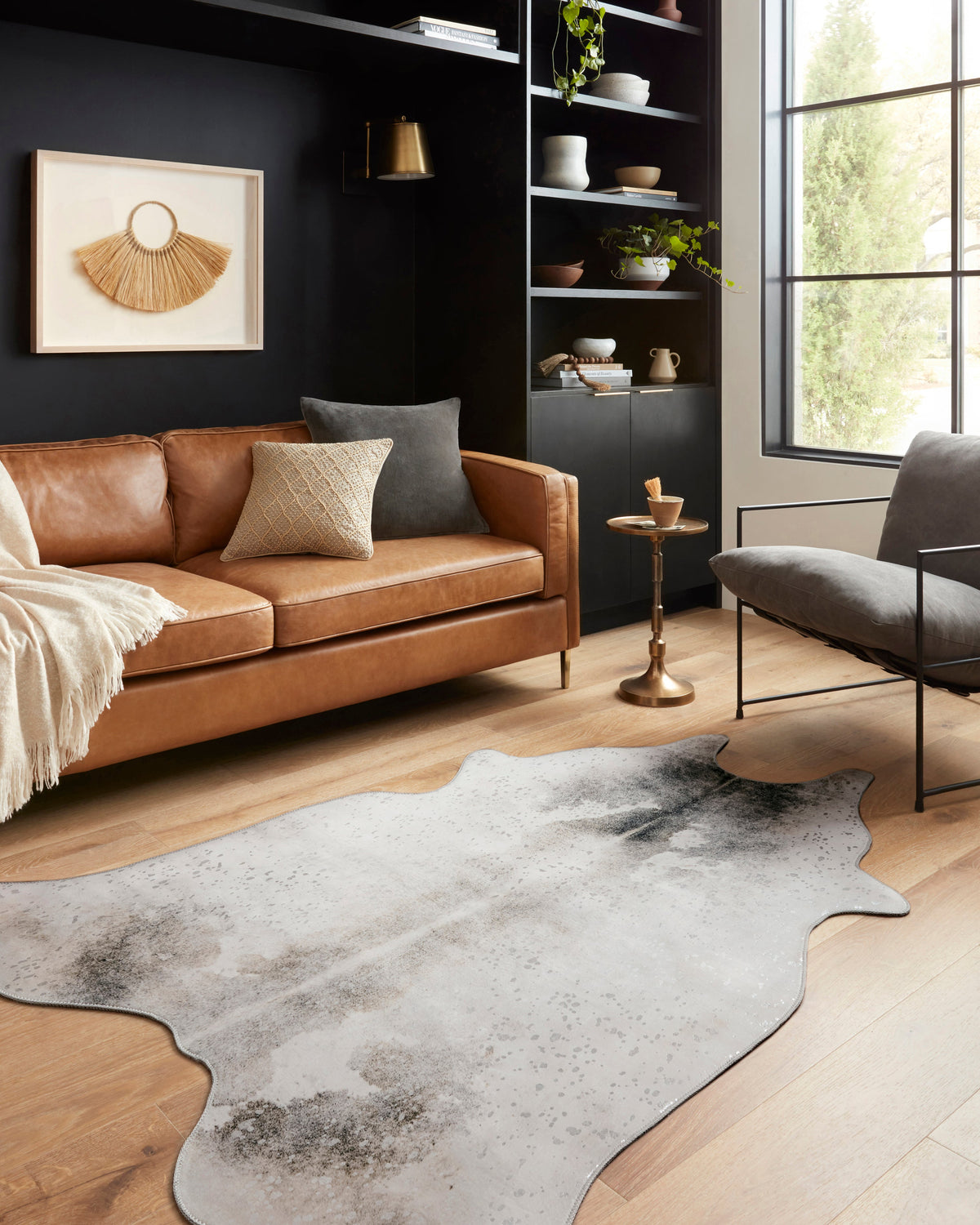 Cowhide-shaped power-loomed rug in silver-gray with subtle speckled highlights