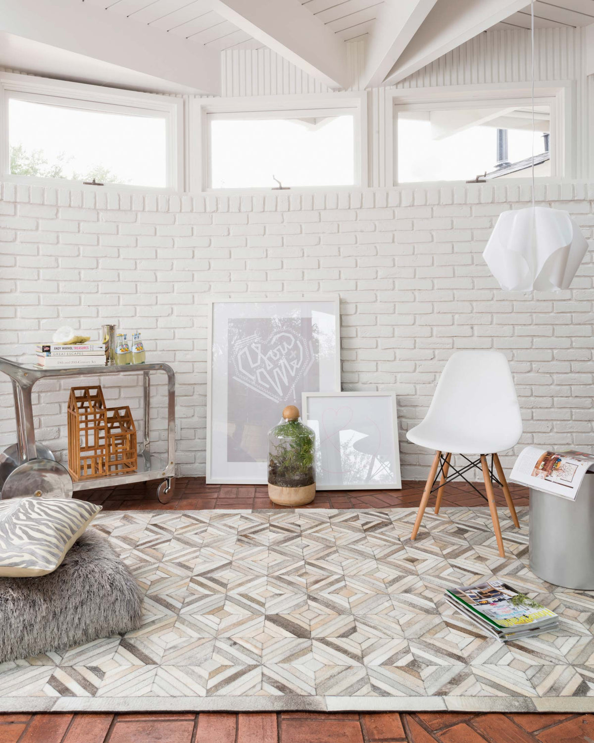 Hand-stitched area rug with repeating ivory and grey chevron block pattern