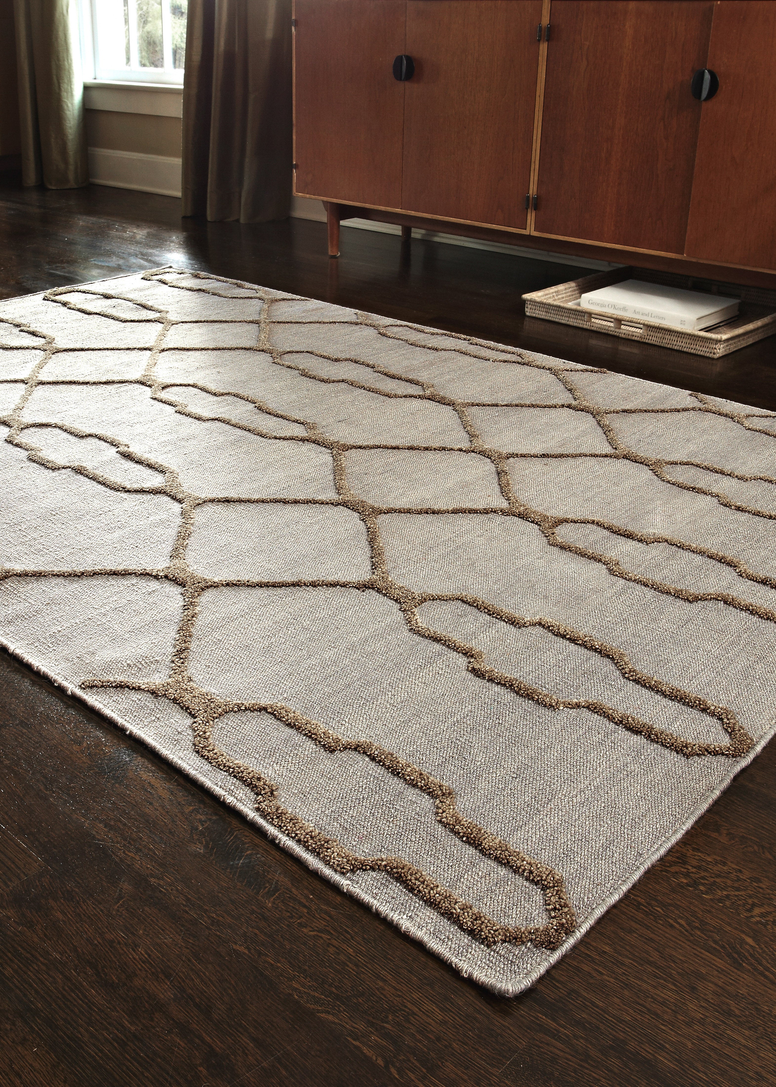 Hand-woven transitional rug, rectangular, gray with tan linked diamond motif