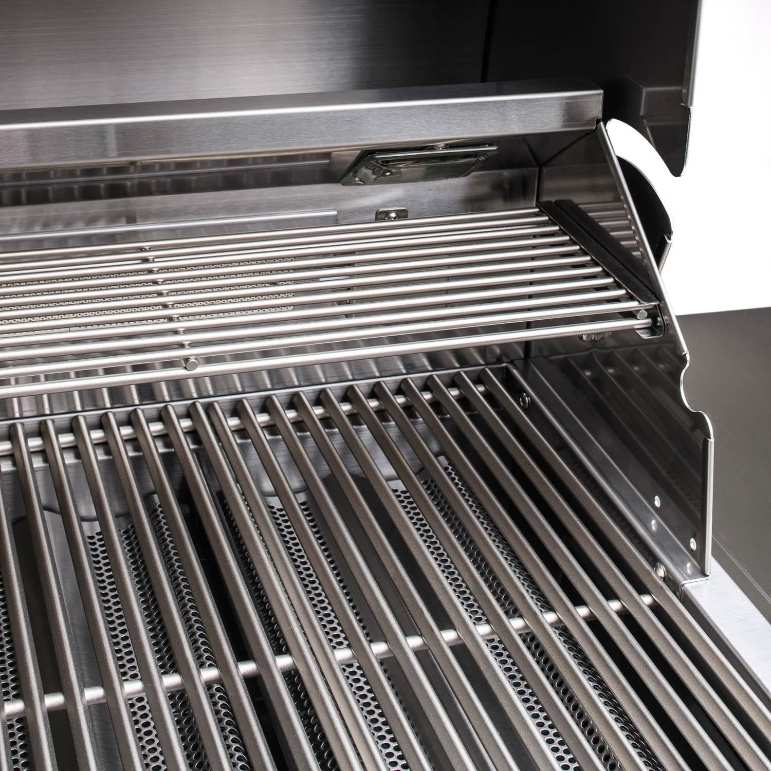 Built-in natural gas grill with stainless steel grates and open rear lid