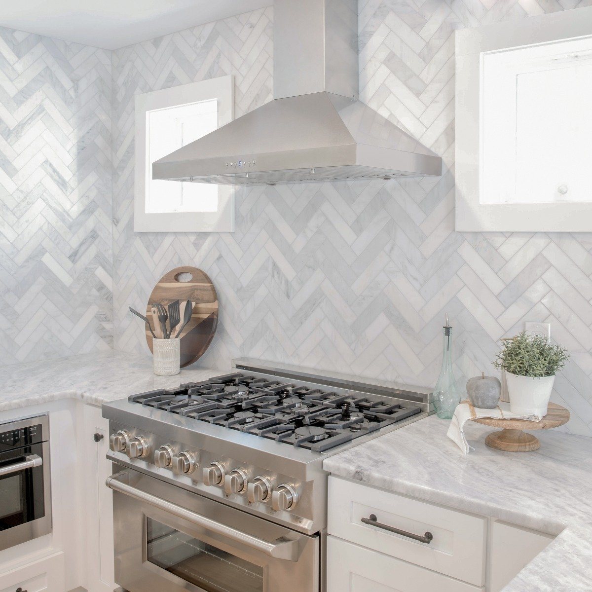Stainless steel convertible range hood with chimney duct above the cooktop