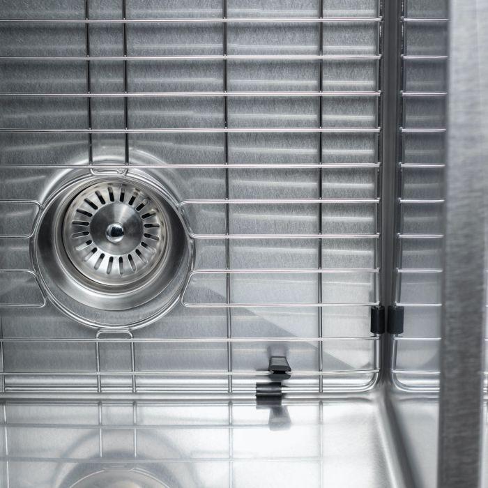 Stainless steel sink drain strainer with surrounding bottom grid and stopper