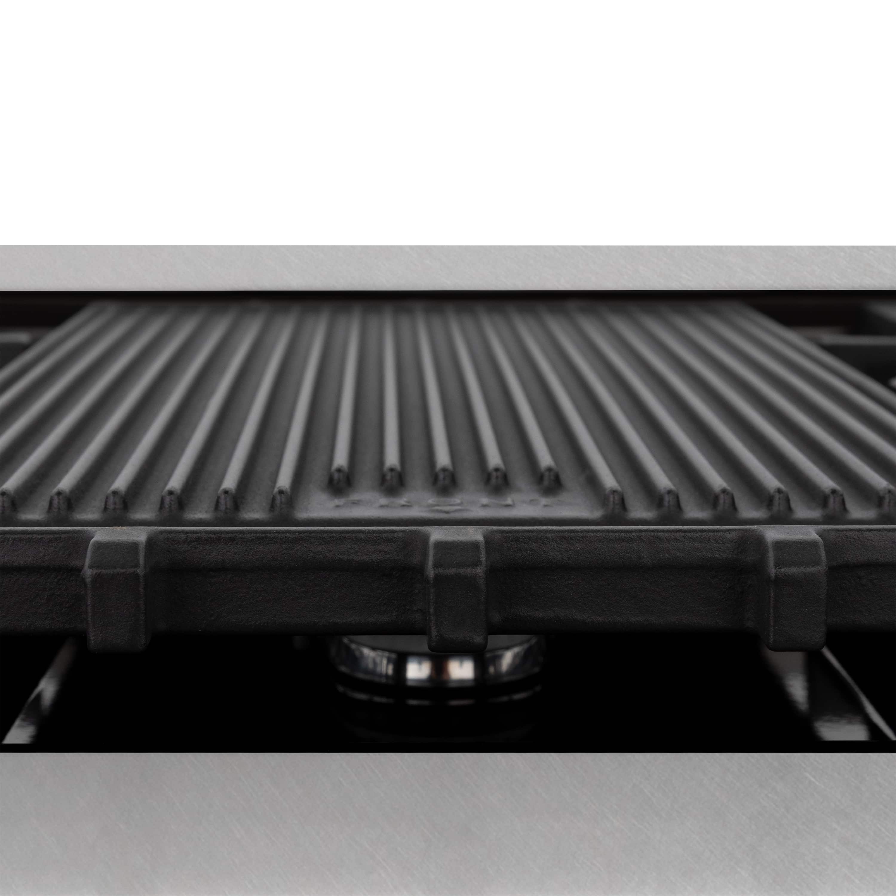 Ribbed cooktop griddle panel with central burner cap