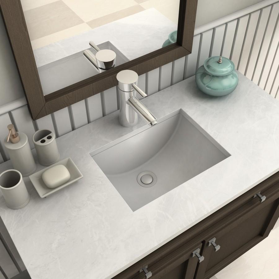 Chrome single-hole bath faucet with curved spout and lever handle